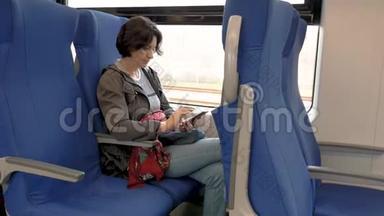 女人坐在火车上，手里拿着手机，咔嚓咔嚓的侧视